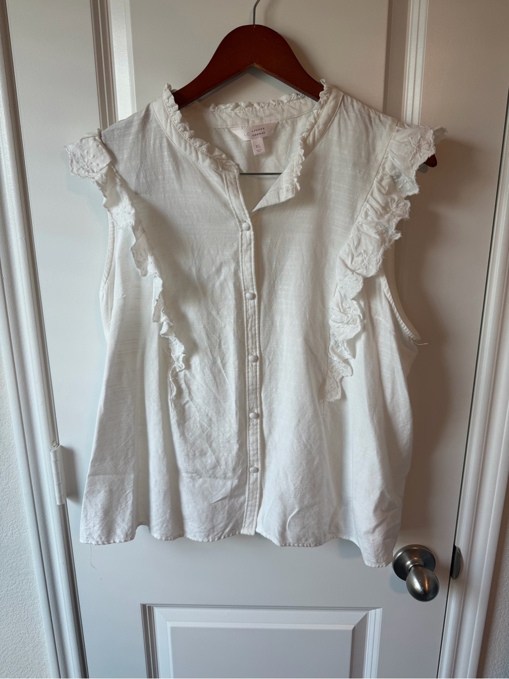 ⚡️LC Lauren Conrad Cream Ruffle Sleeveless Button-Front Top - Picture 3 of 6